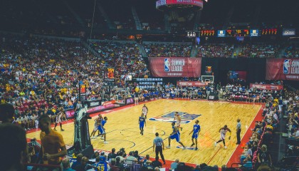 球迷文化塑造赛场灵魂，从助威到公益，体育精神的多元表达